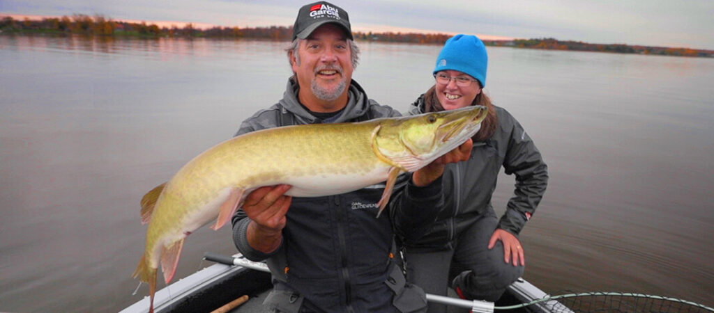 Live 2 Fish How To Properly Handle Musky Articles  Proper Musky Handling musky fishing Brent Bochek  